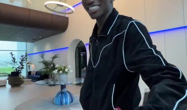 情绪价值拉满！非洲杯冠军萨尔回热刺 里沙利松拿他的奖牌亲一口